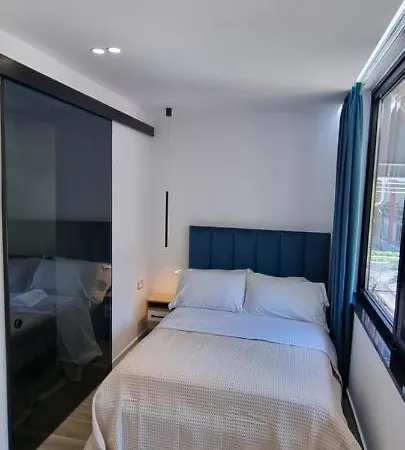 Deluxe Bllok * Tirana