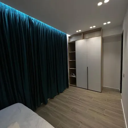 Deluxe Bllok * Tirana