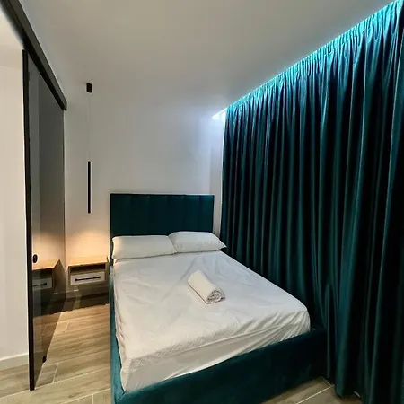 Deluxe Bllok * Tirana