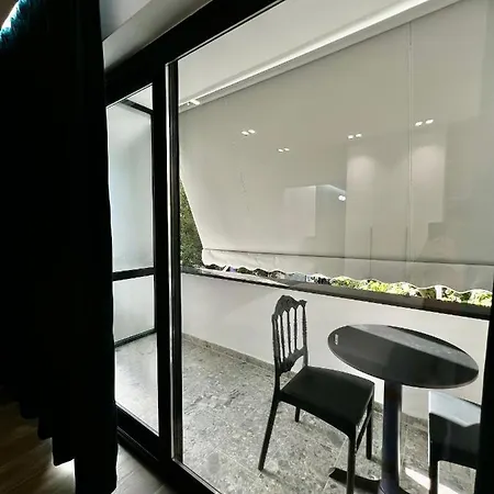 Deluxe Bllok * Τίρανα